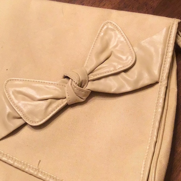 Vintage tan canvas clutch w bow - Picture 2 of 6